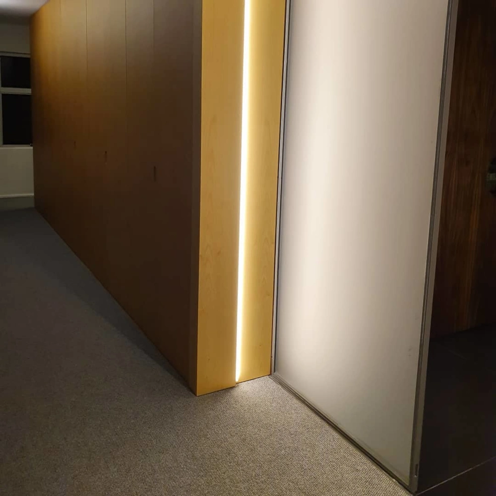 Detalhe da iluminação do hall do escritório de advogados